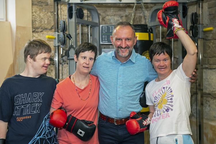 Down Alapítvány 2024 Naptár JANUÁR képe (Fotón: Kovács István Katival, Karolával és Christiánnal 