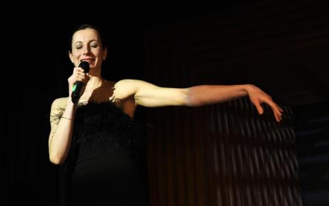 Balla Eszter A hosszú élet titka című előadásban (Fotó Szkárossy Zsuzsanna)